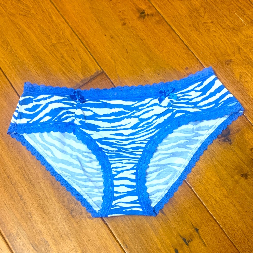 New! Victoria’s Secret lace trim low rise hiphugger cotton blue white size small